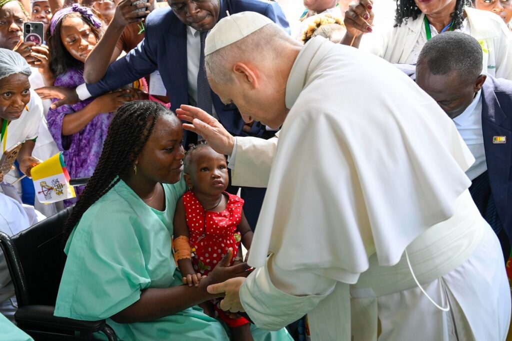 La caricia del Papa para los niños enfermos del hospital Saint Paul de Douala