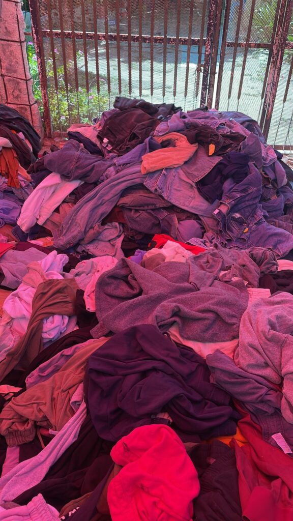 Ropa buena, bonita y barata: el atractivo del fardo en tiempos de crisis