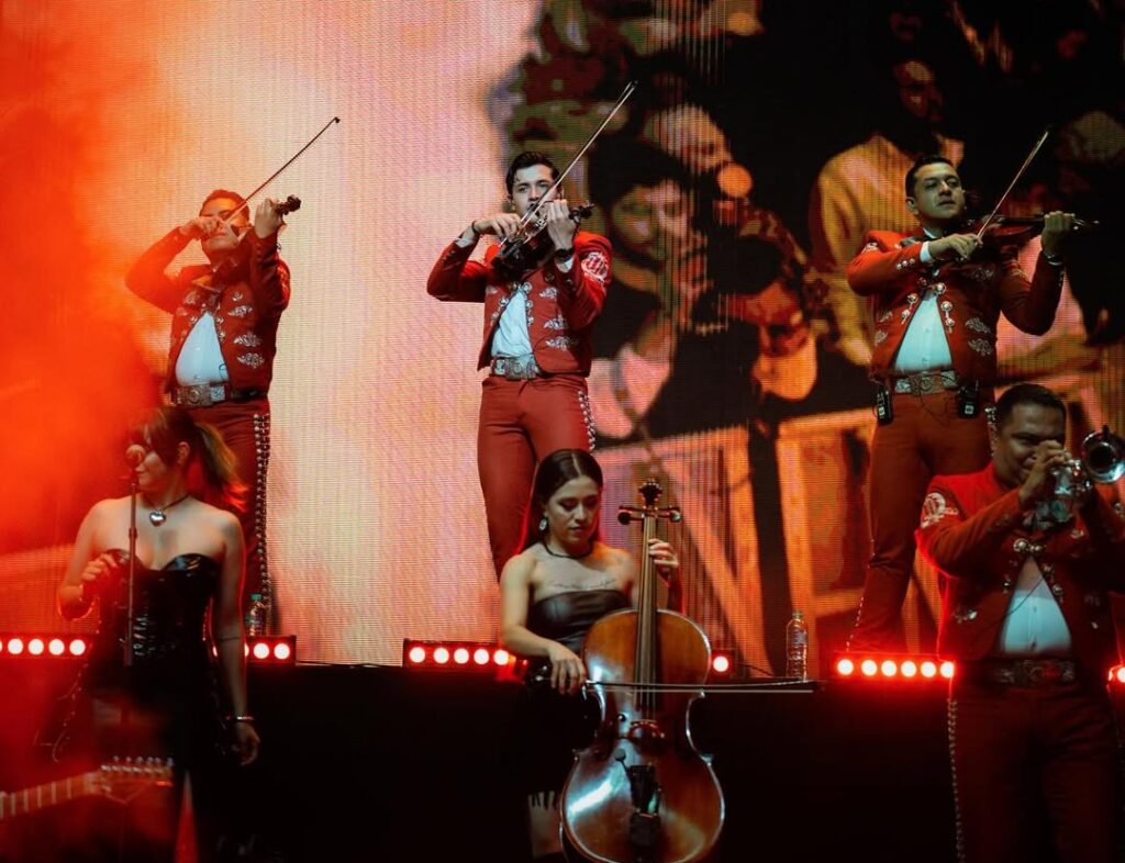¡La lluvia no detuvo la fiesta! Christian Nodal y su Tour Pal Cora cautivan a Altos de Chavón
