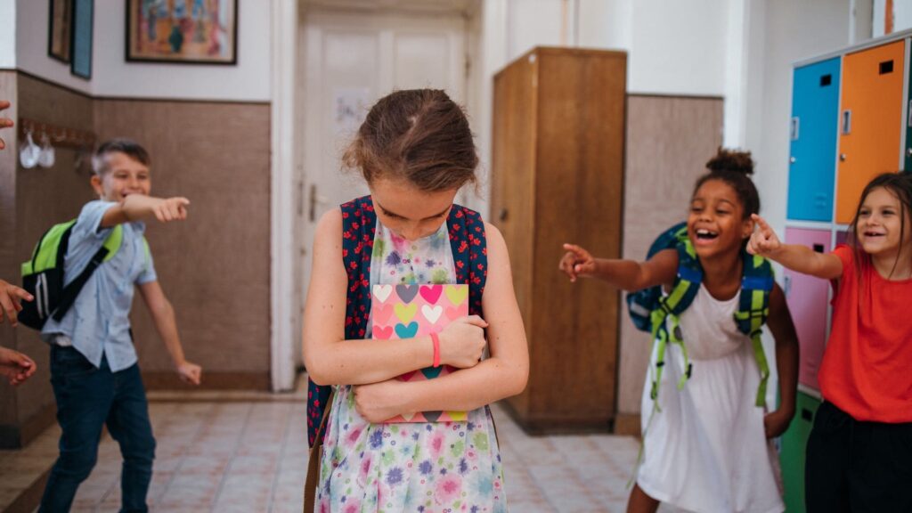 Especialistas advierten que la violencia escolar se desplaza hacia niños de 9 a 14 años en el país