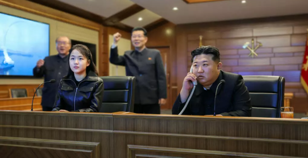 Esta fotografía, tomada el 10 de marzo de 2026 y publicada por la agencia de noticias oficial KCNA de Corea del Norte a través de KNS el 11 de marzo de 2026, muestra al líder norcoreano Kim Jong Un y su hija Kim Ju Ae viendo un lanzamiento de prueba televisado de misiles de crucero estratégicos desde el destructor Choe Hyon, en un lugar secreto de Corea del Norte. AFP-STR