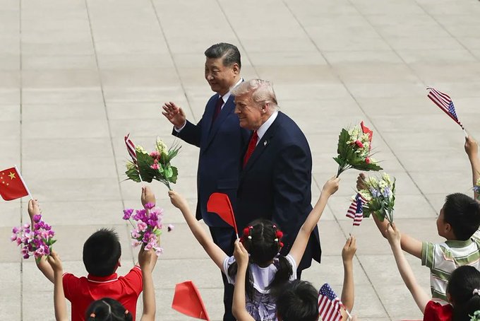 El presidente estadounidense, Donald Trump, participa en una ceremonia de bienvenida con el presidente chino, Xi Jinping.