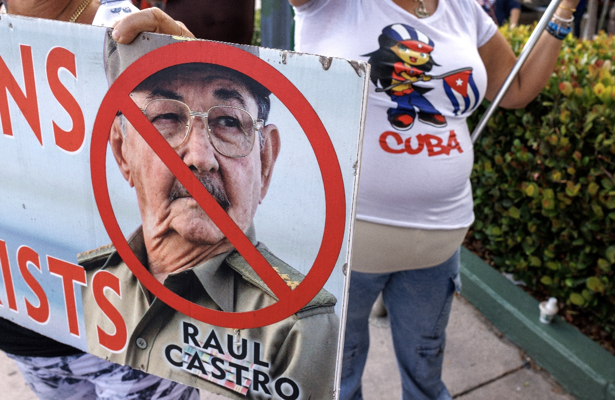 Miembros del exilio cubano celebran en Miami la acusación contra Raúl Castro. EFE
