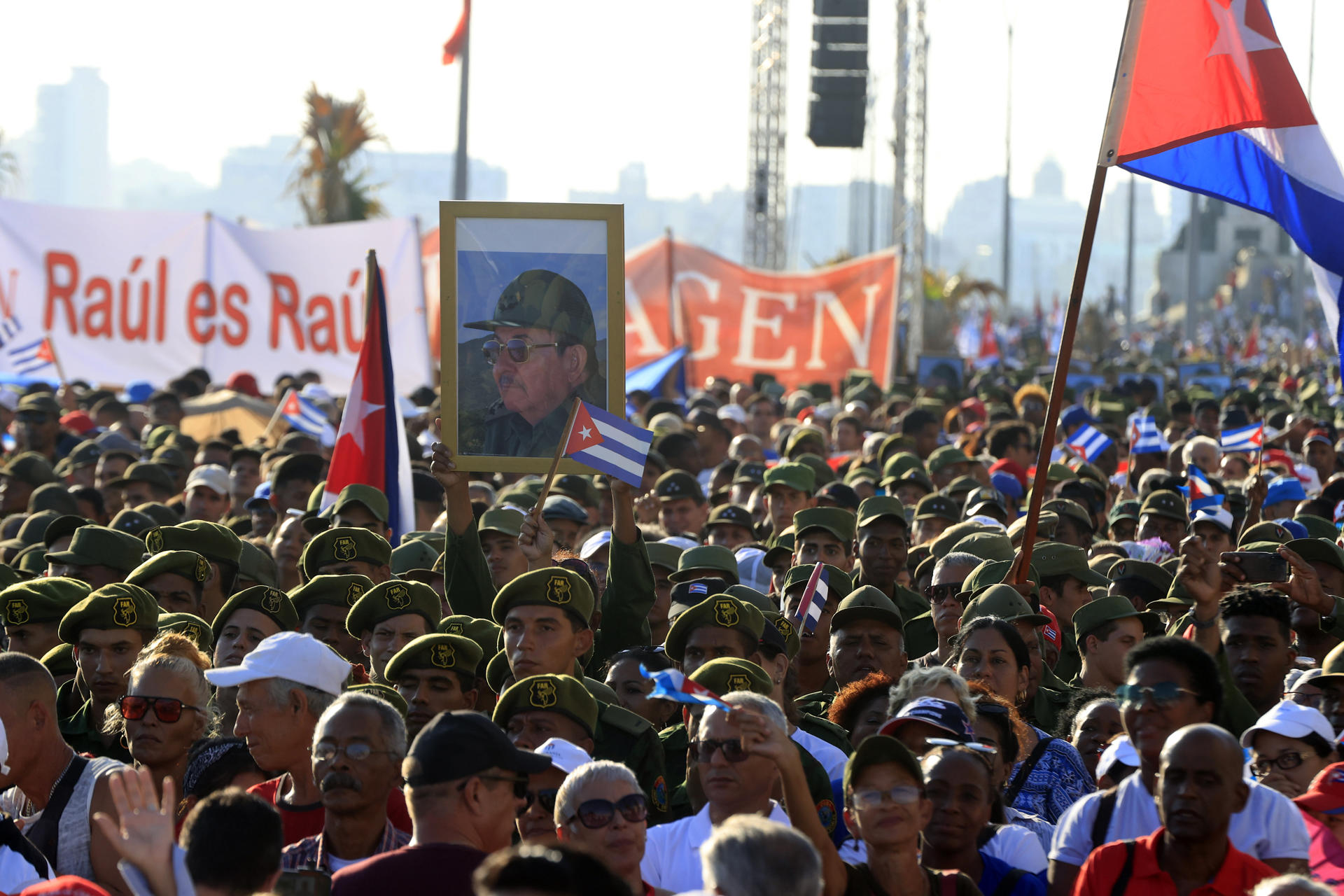 Personas asisten este viernes a un acto de apoyo al expresidente cubano Raúl Castro, en La Habana (Cuba). El oficialismo cubano gana músculo con un acto de apoyo a Raúl Castro, tras la acusación estadounidense por el derribo de dos avionetas y la muerte de sus cuatro ocupantes hace 30 años y su clasificación como 
