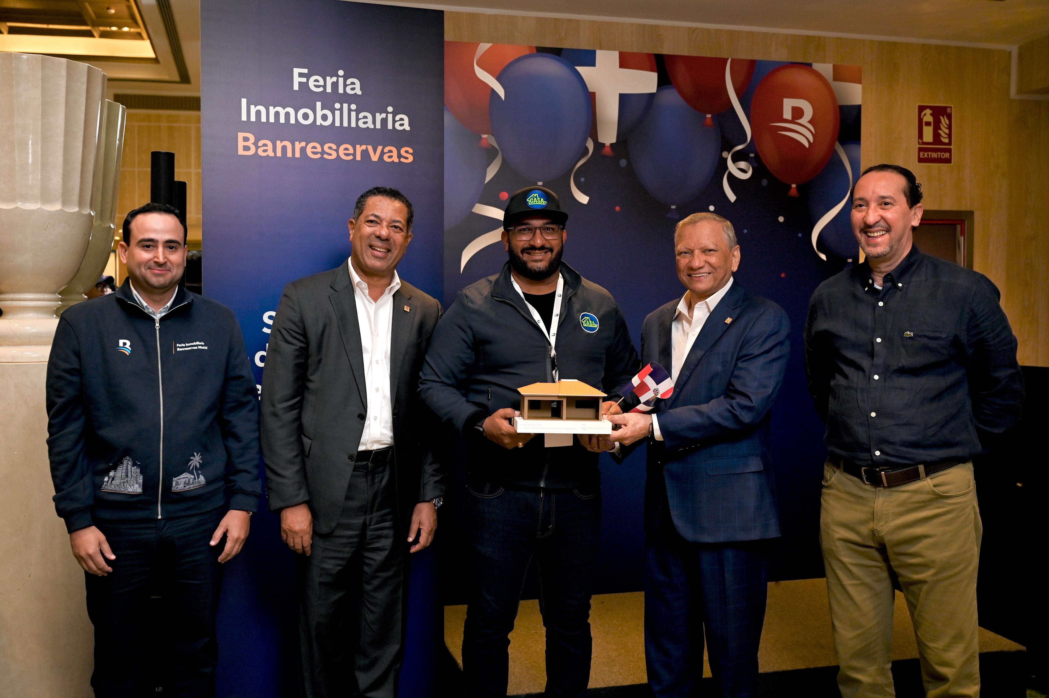 Wester Hernández, de TuCasaRD, recibe reconocimiento de Banreservas por lograr el primer lugar en la categoría Bienes Raíces