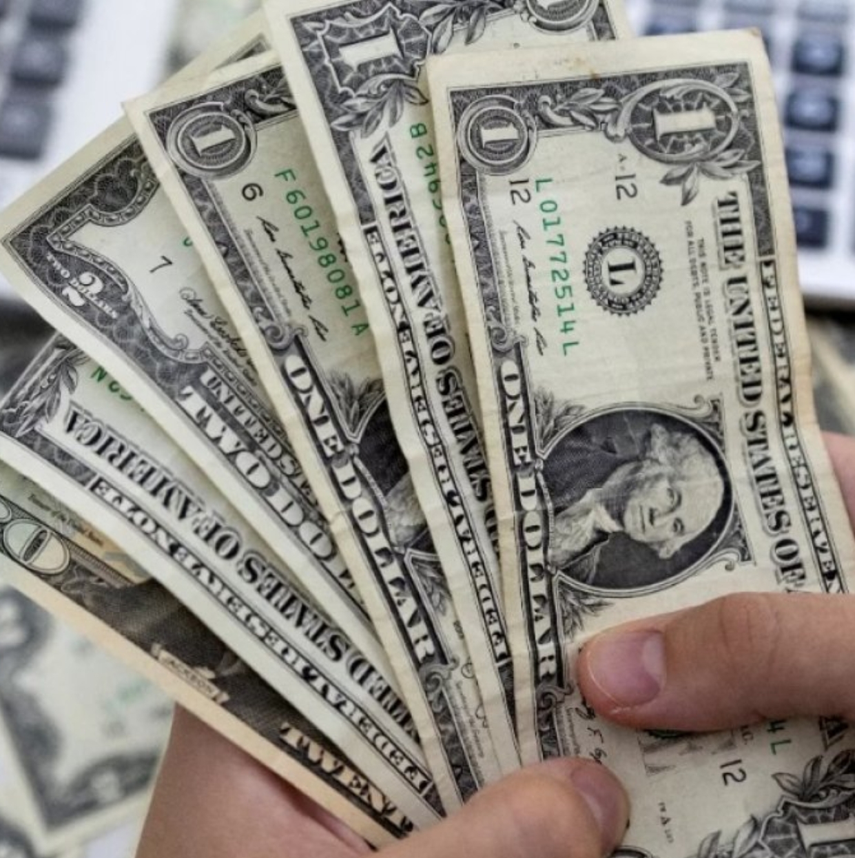 El dólar se debilitó a nivel global, pero la economía dominicana respondió con estabilidad cambiaria.