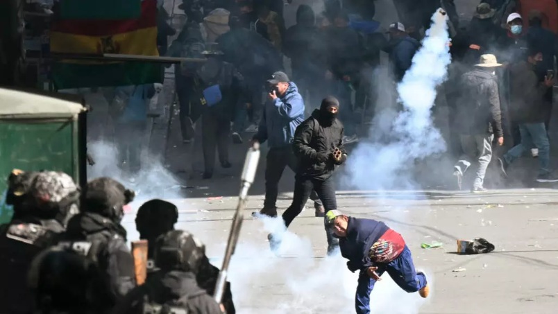 Manifestantes chocan con la policía en La Paz, durante las protestas contra el gobierno boliviano, el 25 de mayo de 2026.