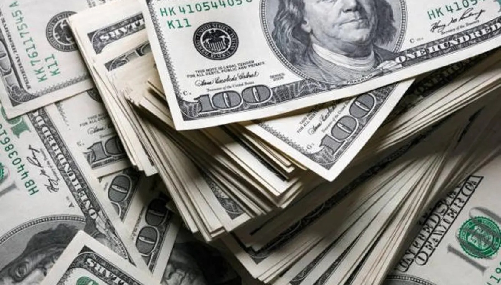 Un dólar fuerte opera como un impuesto invisible a las importaciones: obliga a la economía a generar más pesos para cumplir con sus compromisos externos.