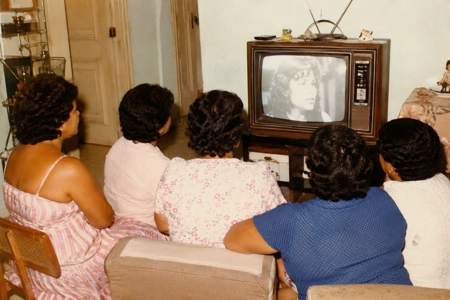La memoria cultural de las madres dominicanas de décadas pasadas está marcada por canciones, novelas y programas que acompañaron su vida cotidiana.