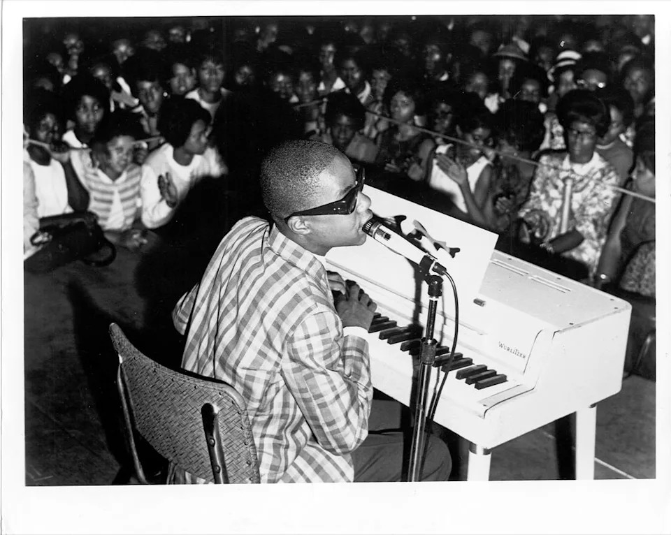 Stevie Wonder toca el piano durante una actuación alrededor de 1965, cuando todavía era una joven estrella de Motown.