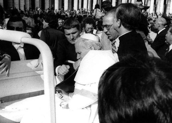 El día que intentaron asesinar a Juan Pablo II: a 43 años del atentado que conmocionó al mundo