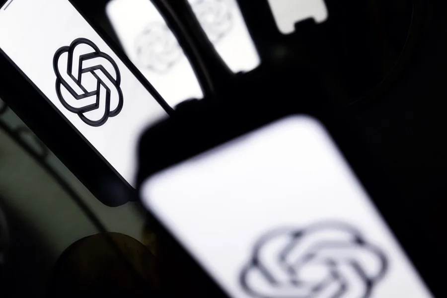 Foto de archivo de un teléfono que muestra el logotipo ChatGPT de Open AI. EFE/EPA/Étienne Laurent