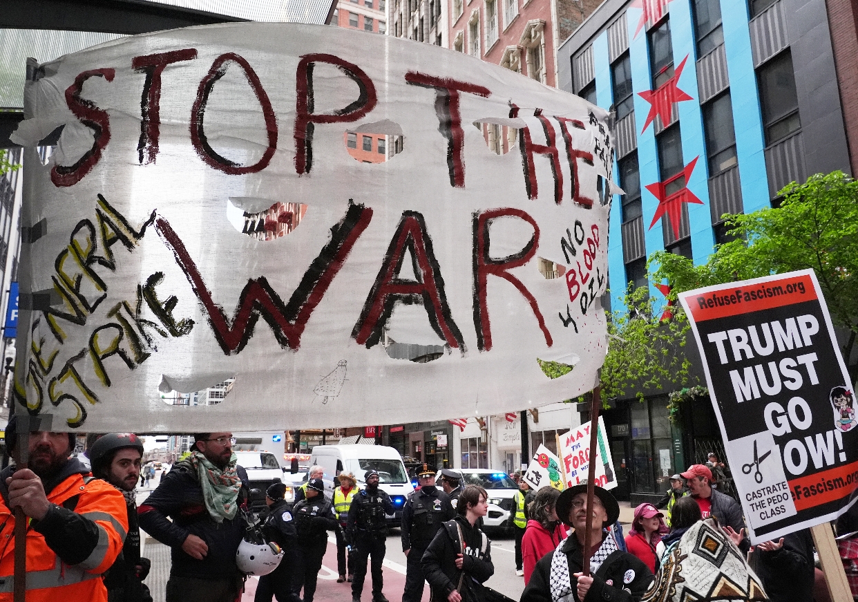 La gente marcha durante una manifestación del Primero de Mayo en Chicago, el viernes 1 de mayo de 2026. (Foto AP/Nam Y. Huh) El Día del Trabajo hubo consignas contra la guerra en Estados Unidos. AP