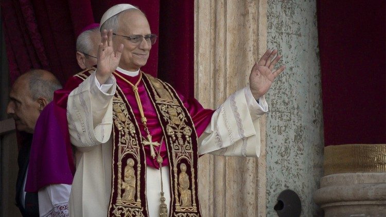El Papa León XIV mira desde el balcón central de la Basílica de San Pedro después de su elección el 8 de mayo de 2025.
