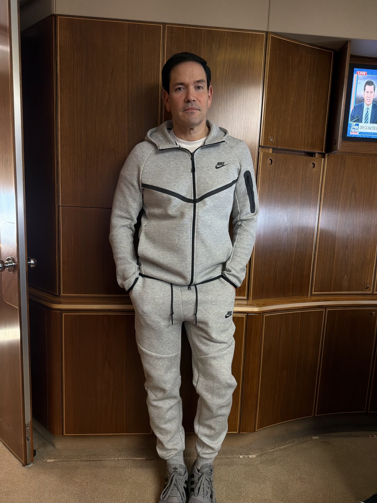 Marco Rubio con el atuendo deportivo que tenía Nicolás Maduro.