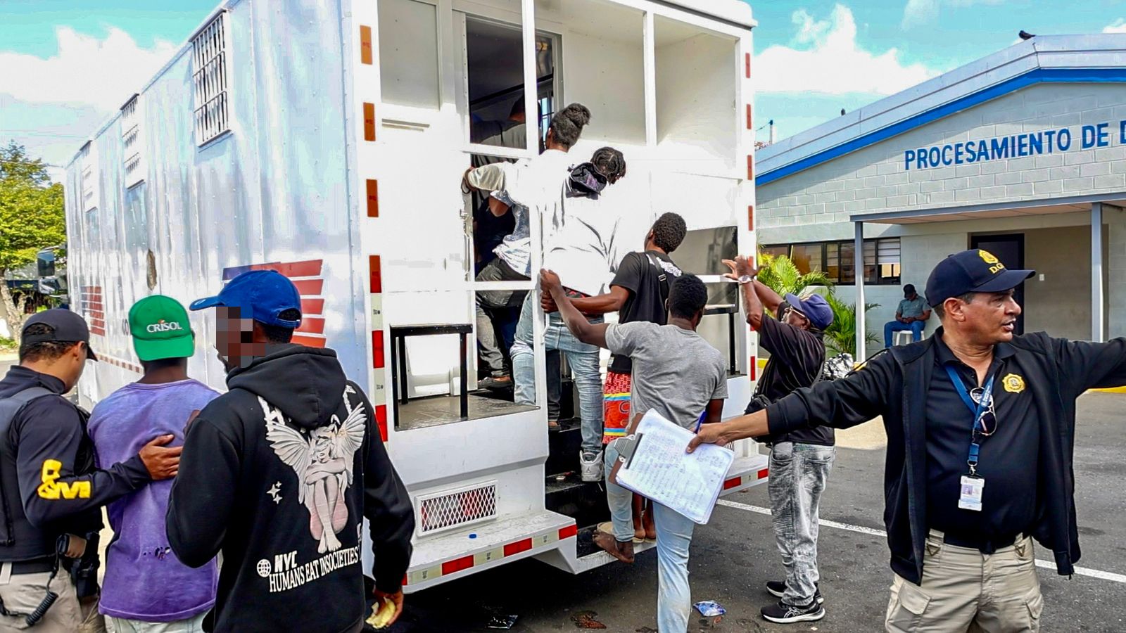 Migración deporta a haitianos indocumentados