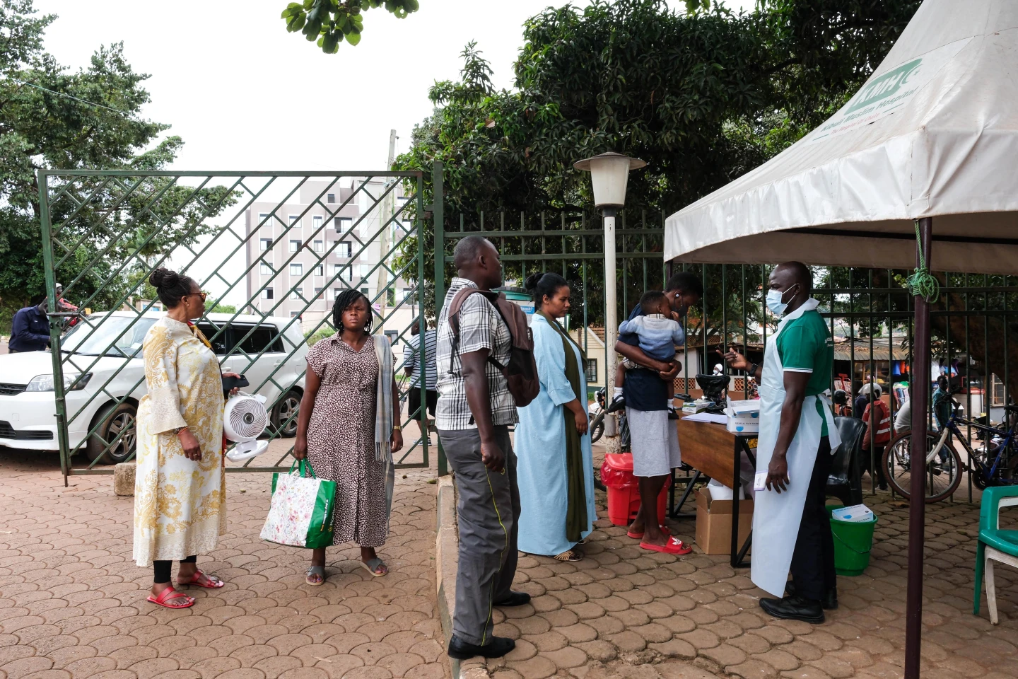 La gente espera a que les tomen la temperatura afuera del Hospital Musulmán Kibuli en Kampala, Uganda, el sábado 16 de mayo de 2026. (Foto AP/Hajarah Nalwadda)