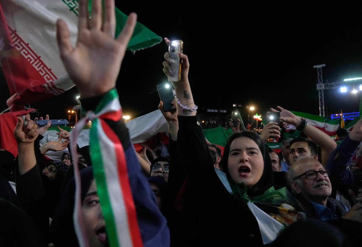 Manifestación frente a la Plaza de la Revolución en Irán a favor del gobierno. AP