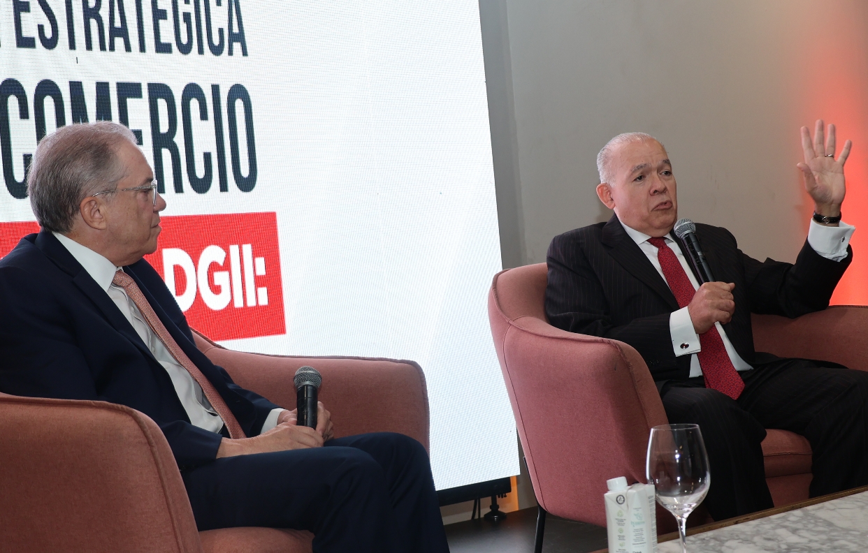 Ernesto Martínez, presidente ONEC y Pedro Urrutia, director general DGII. G. Burgos