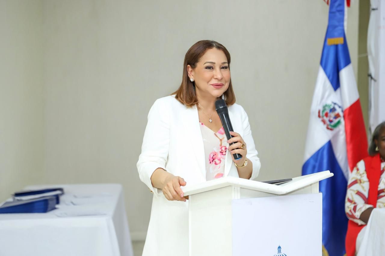 Supérate y Conape habilitan 71 cuidadoras en Azua para adultos mayores