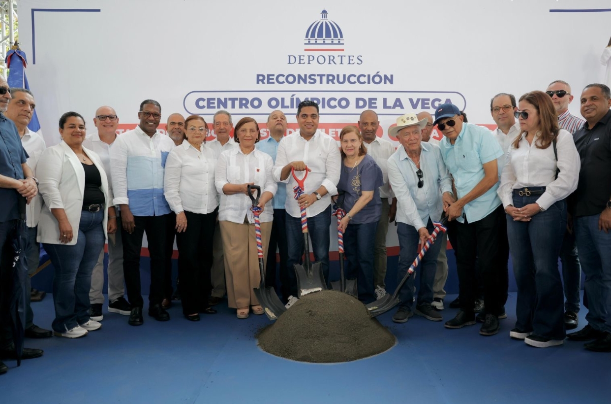 Kelvin Cruz, acompañado de autoridades y dirigentes, deja iniciados los trabajos.