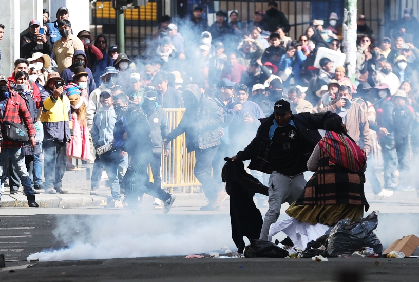 Manifestantes chocan con agentes en Bolivia. EFE