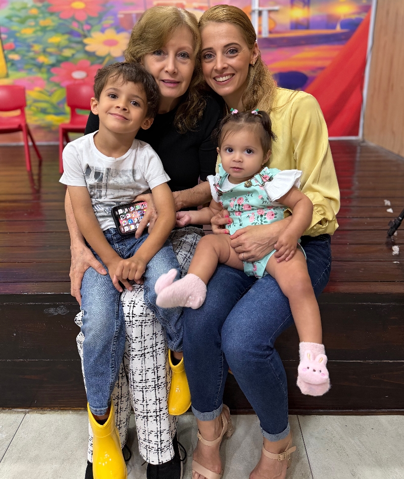 Maria Dimitrova, con su madre, Maya Ivanova y sus hijos.