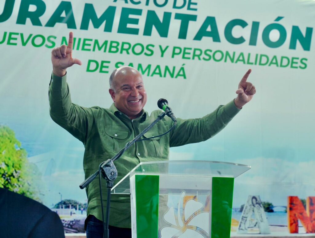 Fuerza del Pueblo juramenta a exdirigente del PLD en Samaná