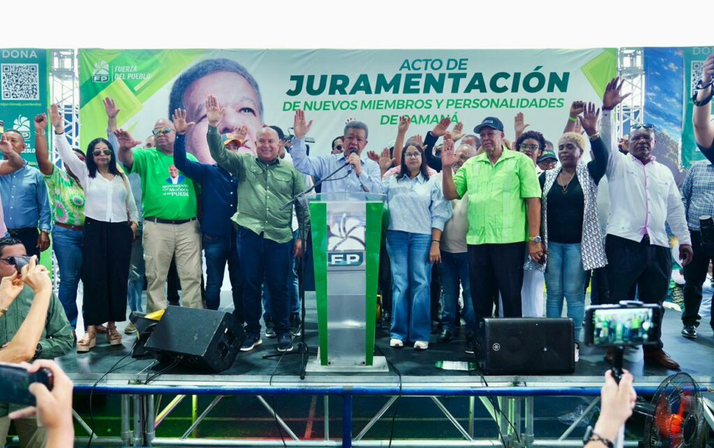 Fuerza del Pueblo juramenta a exdirigente del PLD en Samaná