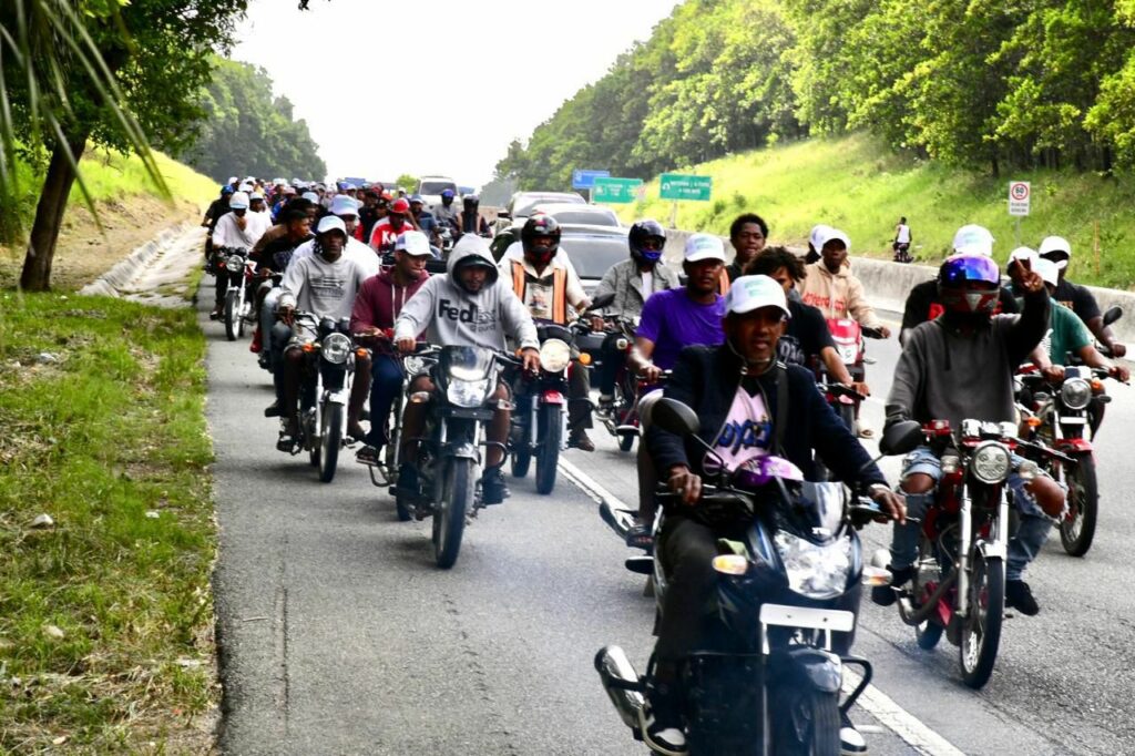 Policías dispersan con bombas lacrimógenas marcha pacífica en apoyo a planta de residuos sólidos en La Cuaba