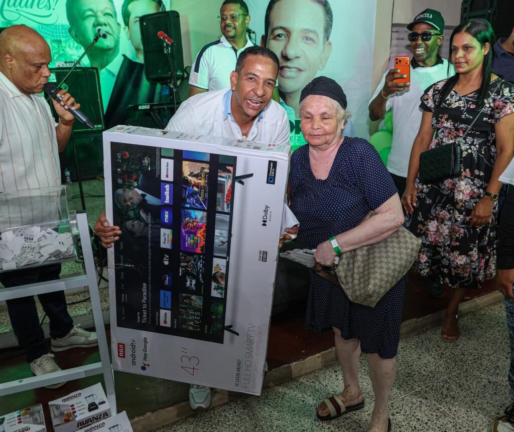 Pedro Jiménez rinde homenaje y lleva alegría a madres de familia de la circunscripción 2 del Distrito Nacional