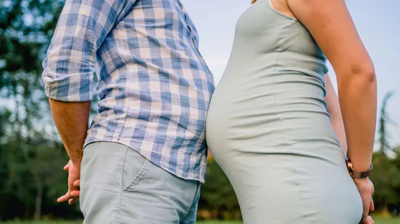 Qué es el síndrome de Couvade, la extraña condición que hace que las padres se sientan embarazadas