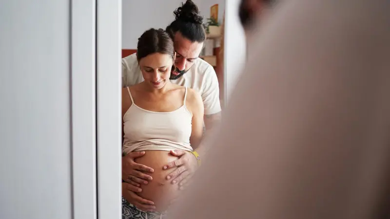 Qué es el síndrome de Couvade, la extraña condición que hace que las padres se sientan embarazadas