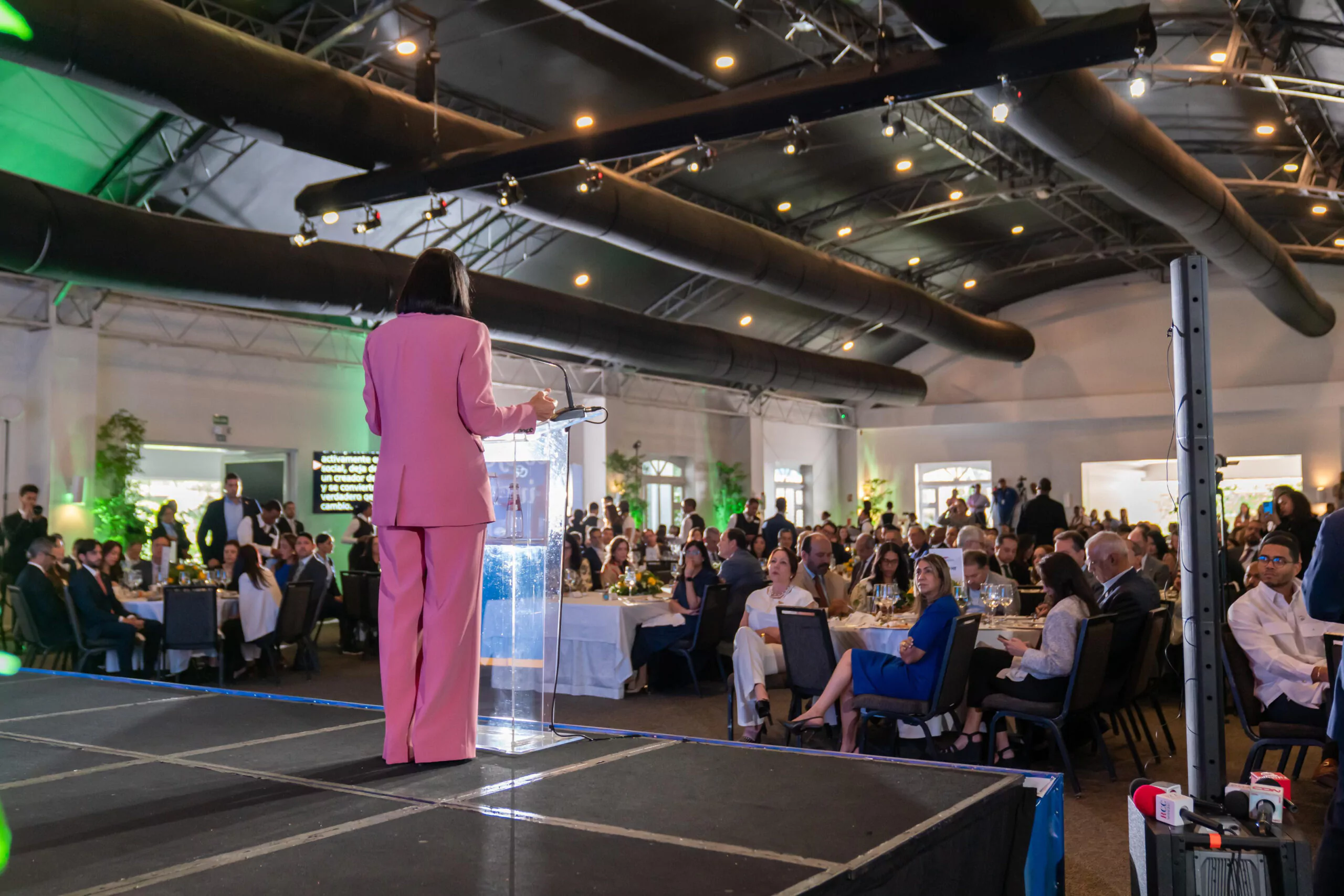 Raquel Arbaje destaca las alianzas público-privadas como motor del desarrollo sostenible en el almuerzo de la AMCHAMDR