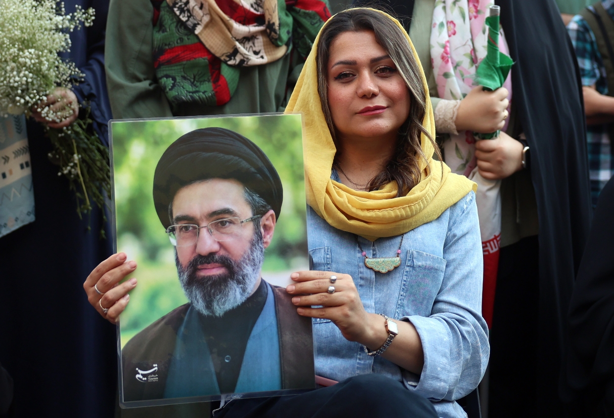 Imagen del Ayatollah Mojtaba Khamenei durante una manifestación en Teherán, Irán. EFE
