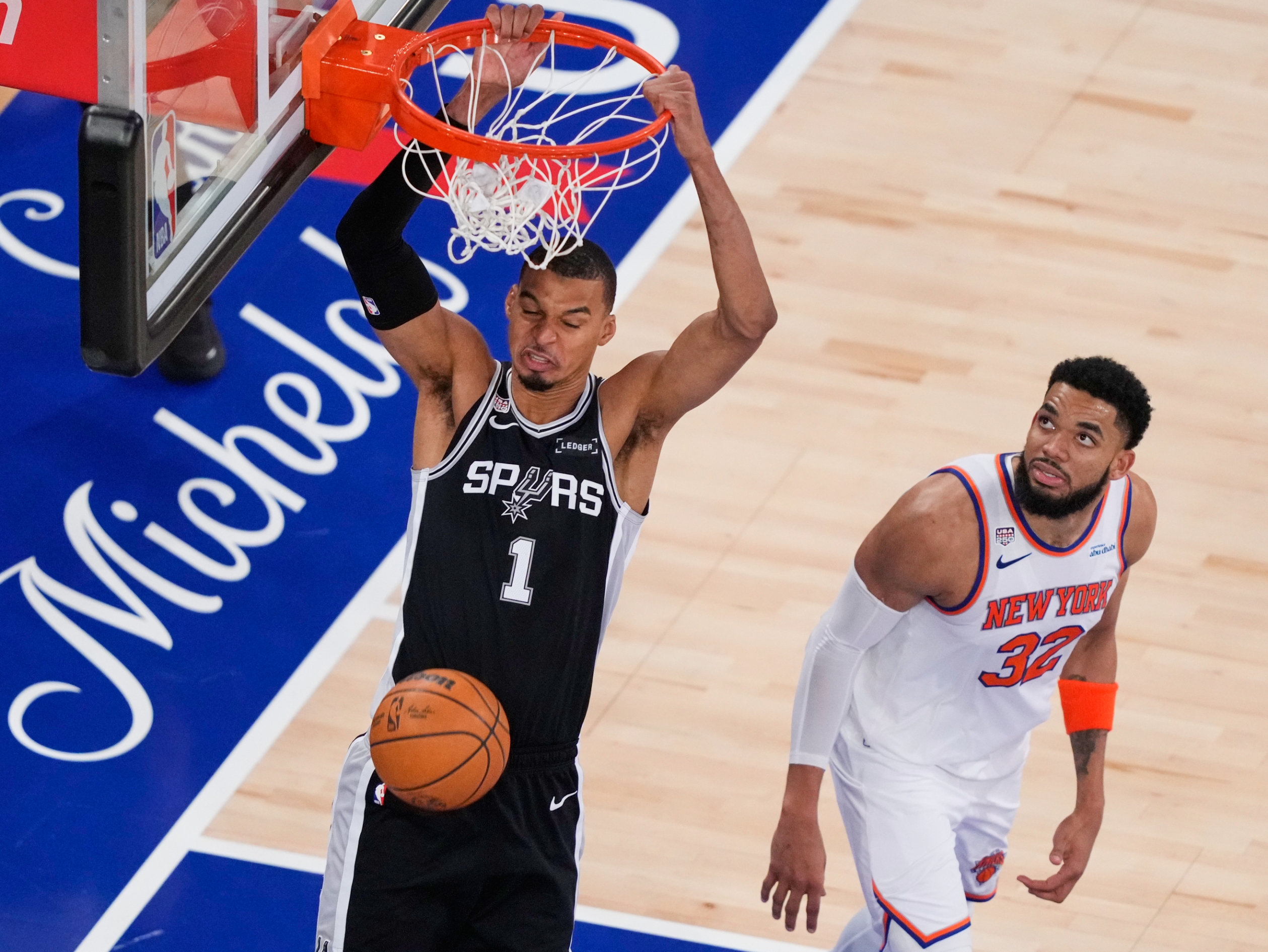 Víctor Wembanyama, de San Antonio, realiza un potente mate tras burlar a Karl Anthonny Towns de NY