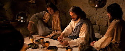 Jesús cenando con sus discípulos.