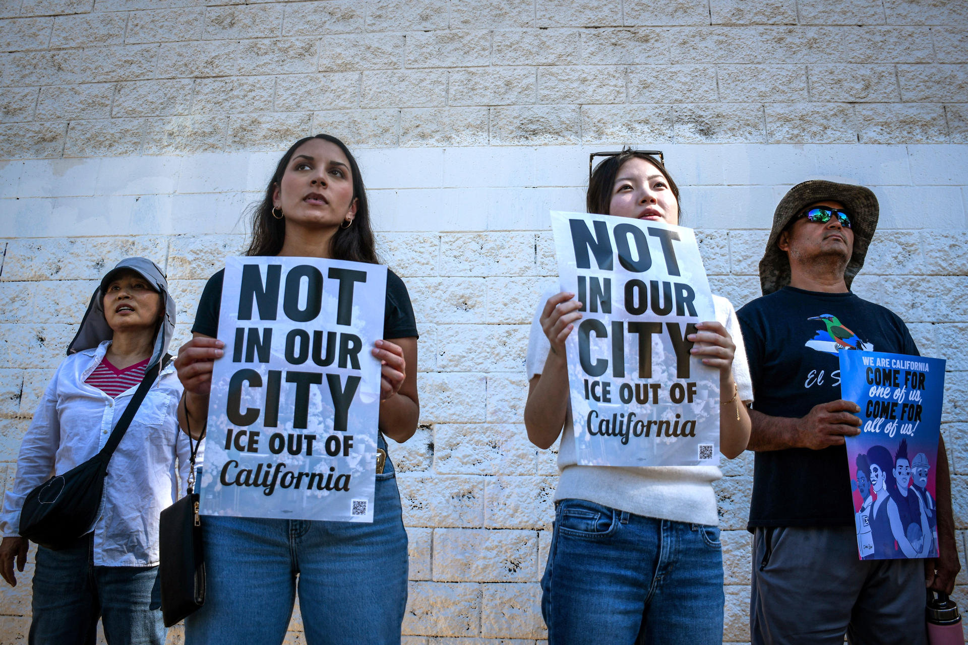 Fotografía de archivo del 10 de julio de 2025, que muestra a personas con carteles que piden la retirada del Servicio de Inmigración y Control de Aduanas (ICE) de California, durante una protesta en Los Ángeles (Estados Unidos). EFE/David Toro