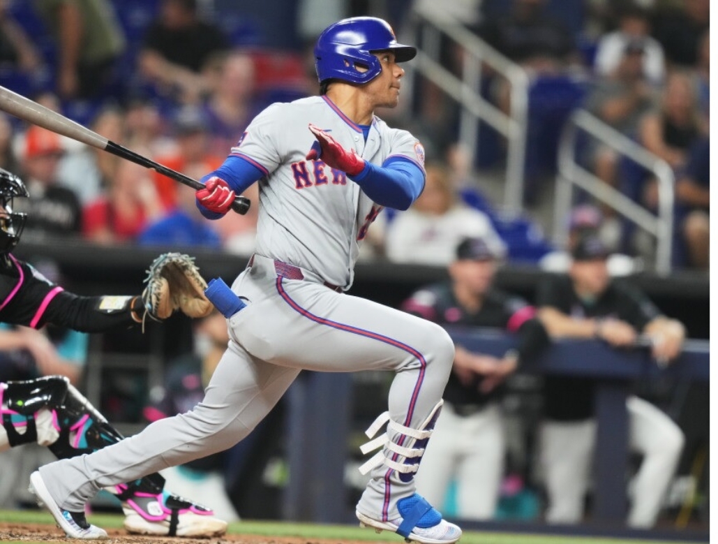 El dominicano Juan Soto, de los Mets, jonroneó ayer en jornada consecutiva ante los Bravos. Fue su decimoquinto jonrón del año.