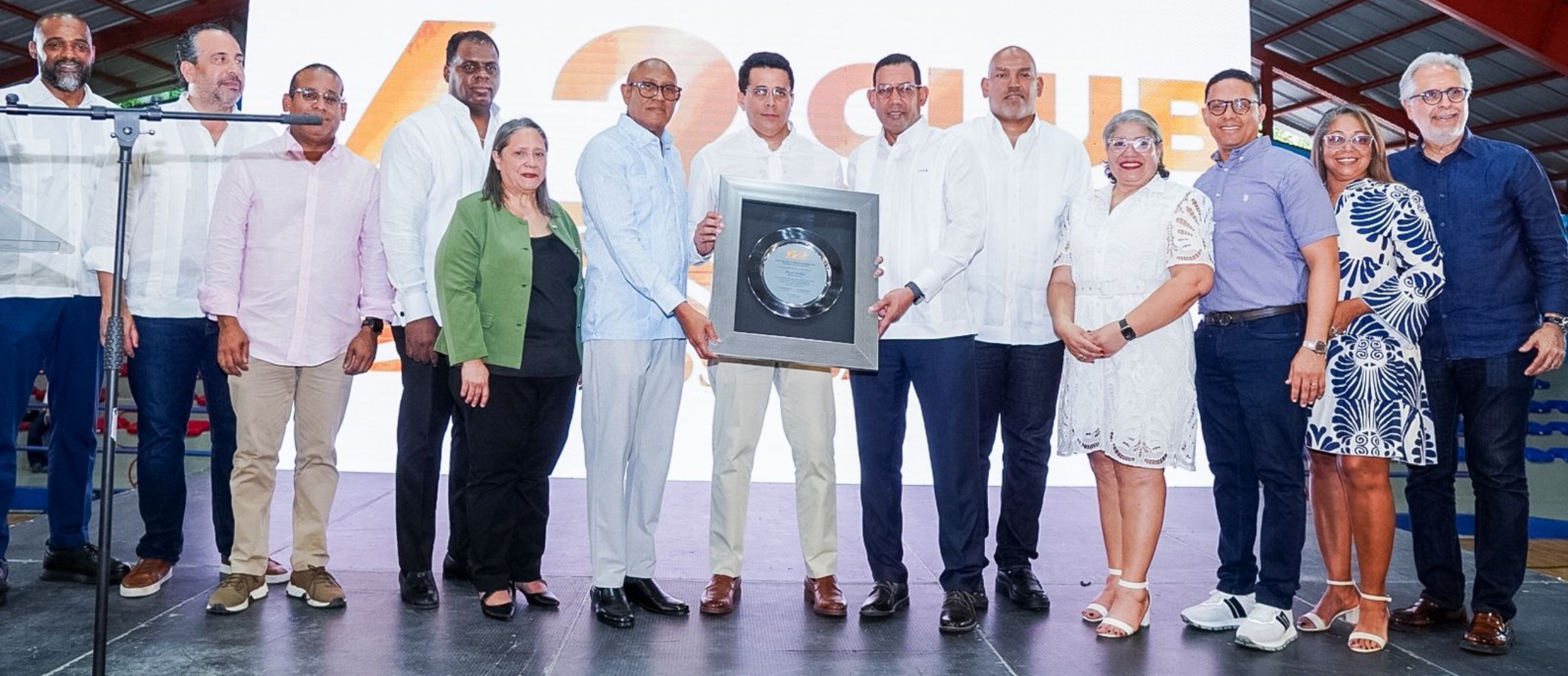 Dimitri Mendiza, presidente del Club San Lázaro, encabezó el acto de reconocimiento a David Collado en el marco de la celebración del aniversario 63 de la entidad.