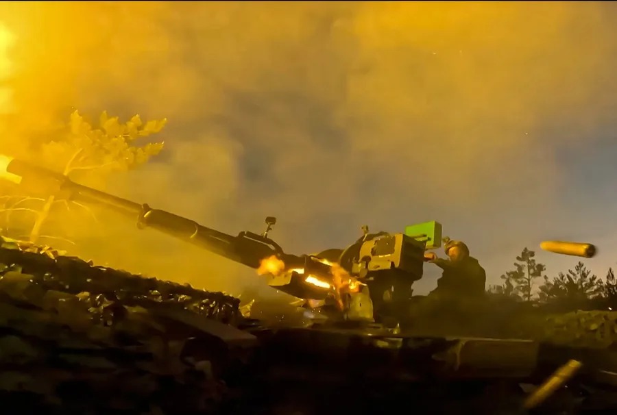 Captura de video que muestra a un oficial militar ruso disparando artillería para interceptar drones en un lugar no revelado en Ucrania. EFE/EPA/Ministerio de Defensa ruso
