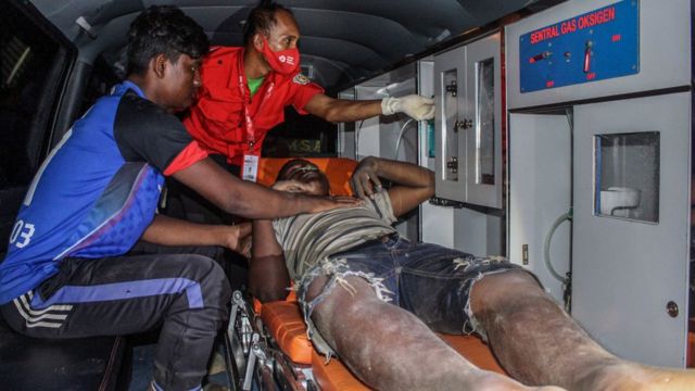 Refugiado rohingya recibiendo atención médica.