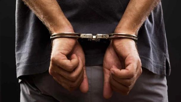 prisionero-con-esposa-en-la-espalda-44ecfccc-focus-0-0-608-342