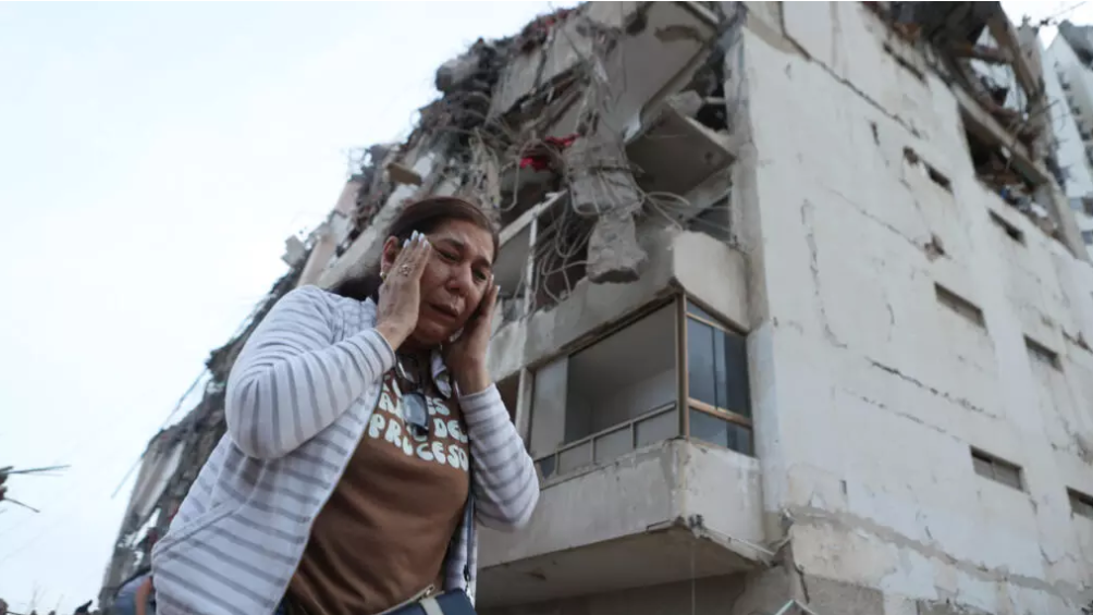 Una mujer pasa junto a un edificio dañado por el terremoto en La Guaira, Venezuela, este jueves 25 de junio de 2026. AP Foto/Pedro Mattey - Pedro Mattey