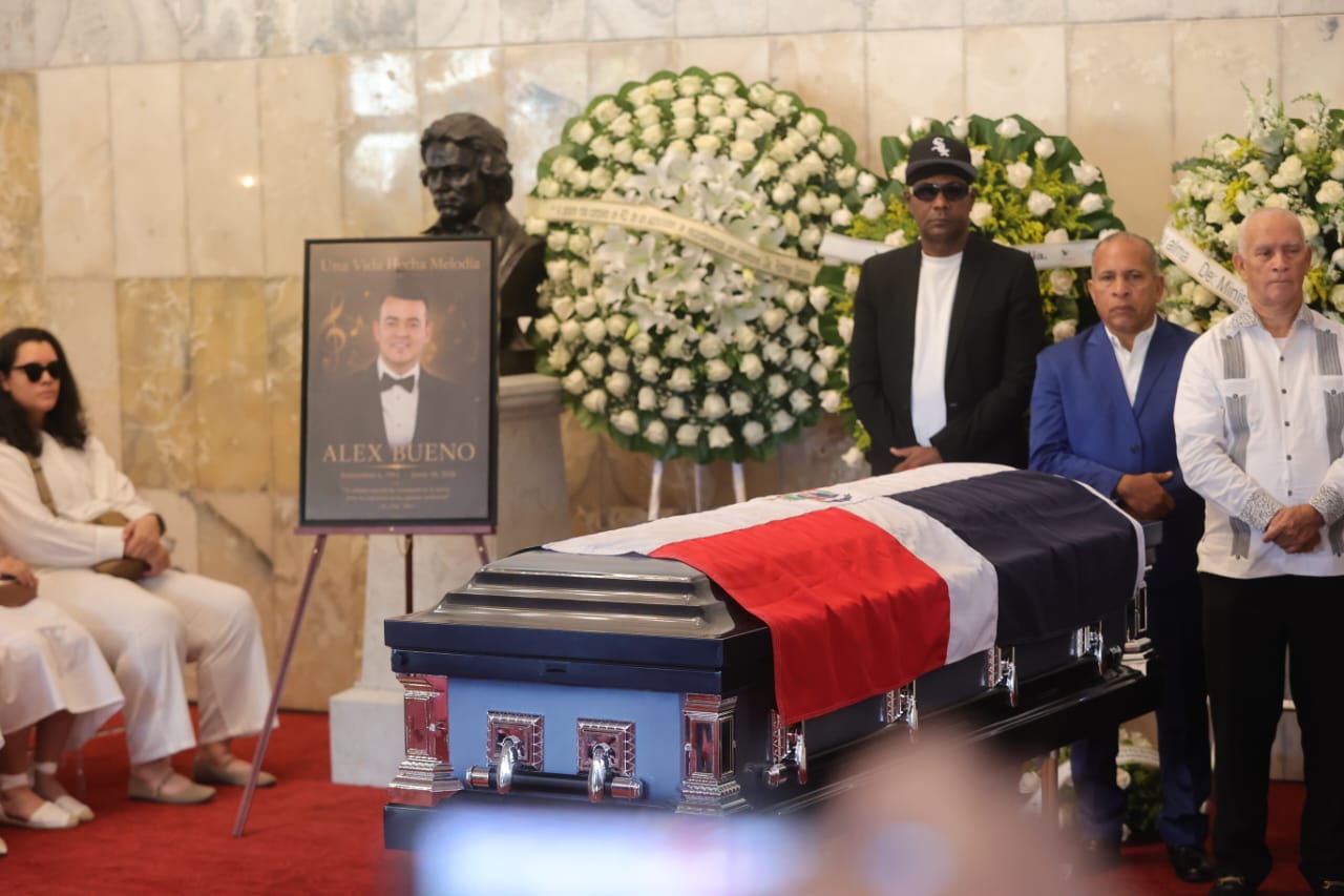 Homenaje a Alex Bueno en el Teatro Nacional