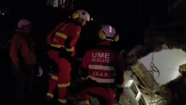 Miembros de la Unidad Militar de Emergencias de España buscan supervivientes entre los restos de un edificio destruido por los terremotos en La Guaira. 