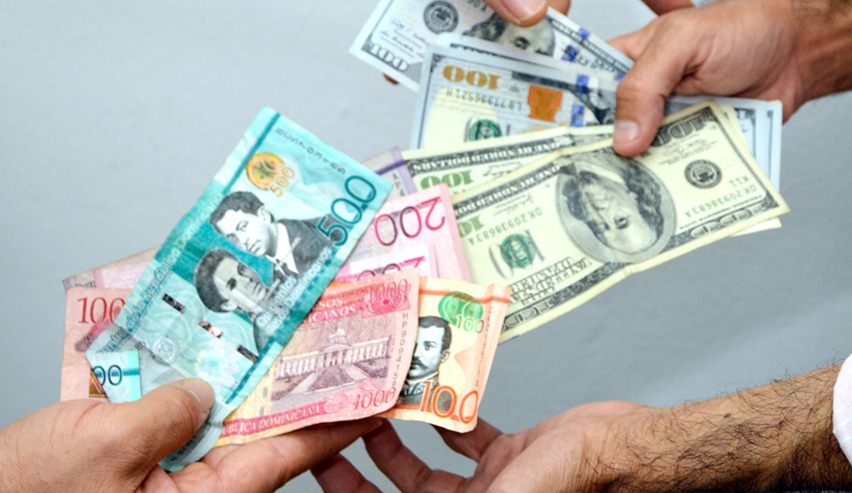 El precio del peso frente al dólar promedió RD$61.99 por dólar durante 2025.