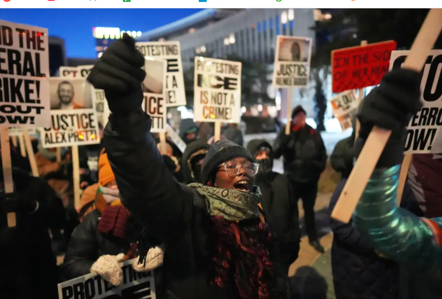 Los manifestantes se reúnen durante una protesta contra las redadas de inmigración en la Plaza del Tribunal Federal el martes 27 de enero de 2026 en Minneapolis, Minnesota.