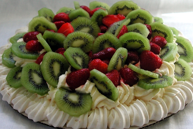 Se acostumbra colocar las frutas encima al momento de servir. Una dinámica que conecta con los invitados.