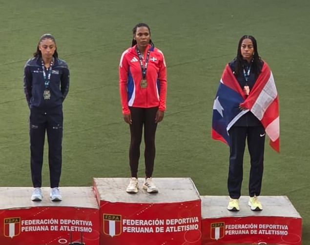 La dominicana Anabel Medina, al centro, luego de ser premiada como reina de los 400 metros planos en el Campeonato Iberoamericano, Lima, Perú.